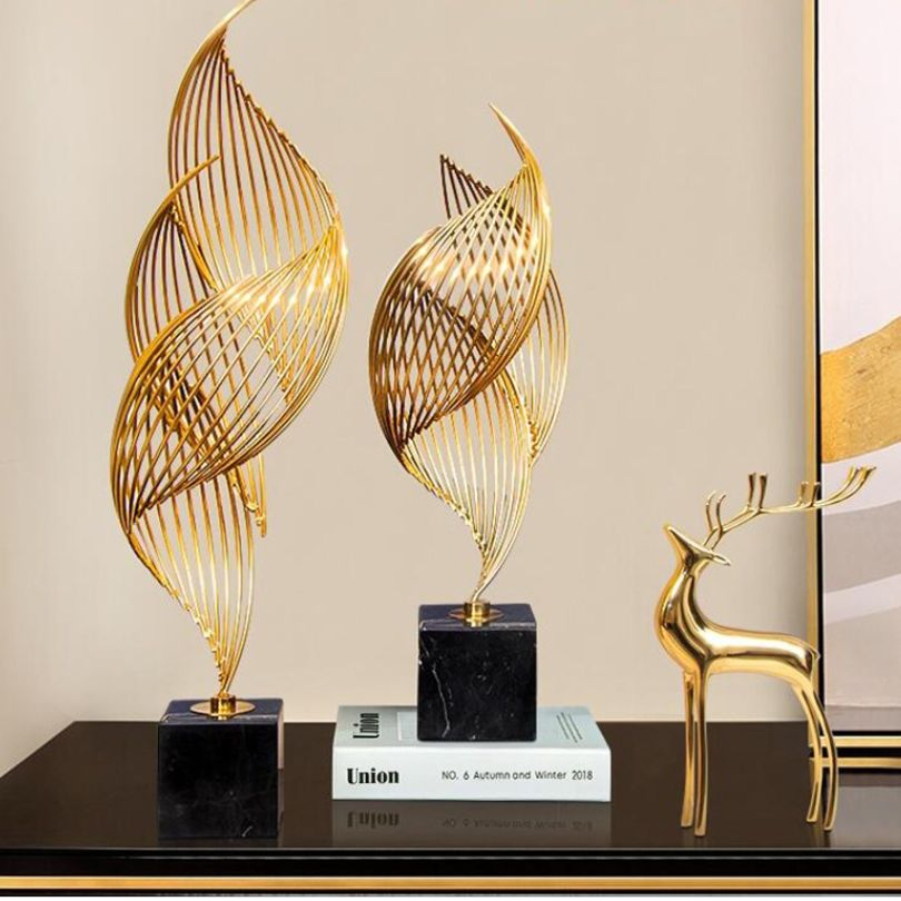 Golden Wave metallskulptur – elegant abstrakt dekor