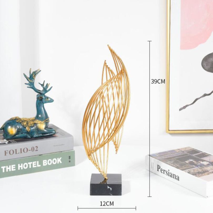 Golden Wave metallskulptur – elegant abstrakt dekor