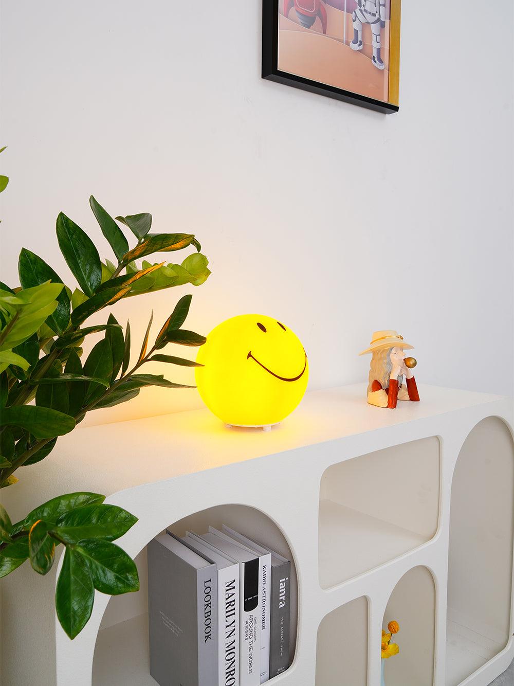 Happy Face bordslampa – Nyckfull modern dekorativ lampa