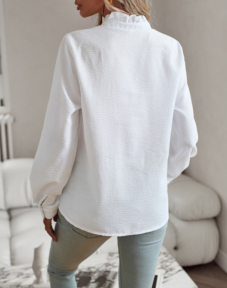 Romantisk blus med volangkant för kvinnor – texturerad topp med knappar framtill och elegant V-ringning