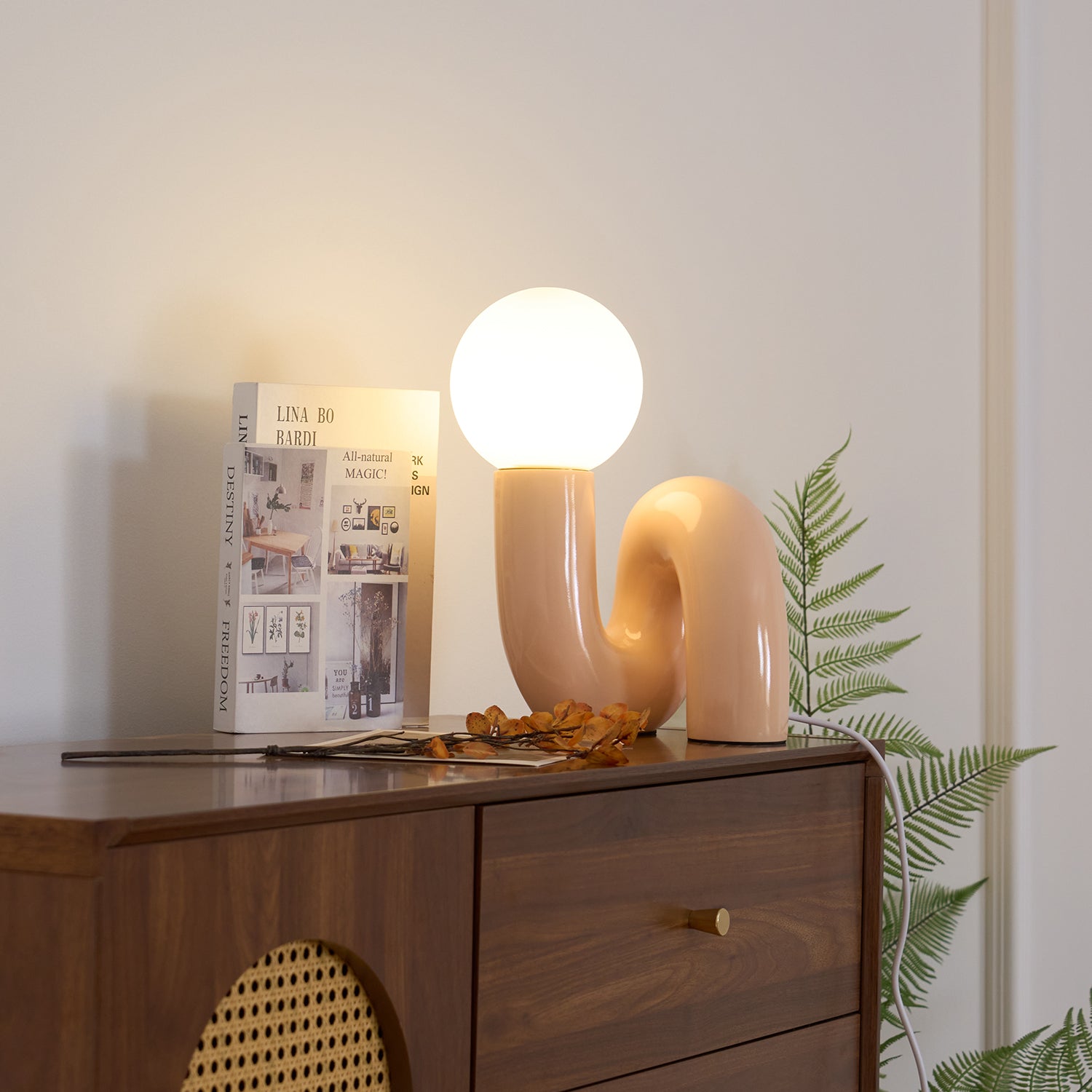 Designer N-formad bordslampa – Minimalistisk statementlampa med modern känsla