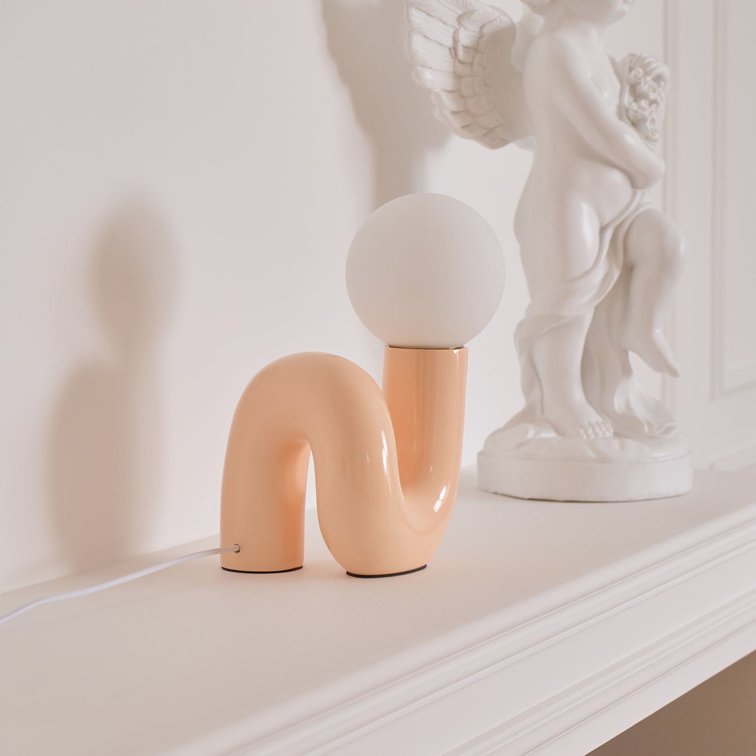 Designer N-formad bordslampa – Minimalistisk statementlampa med modern känsla