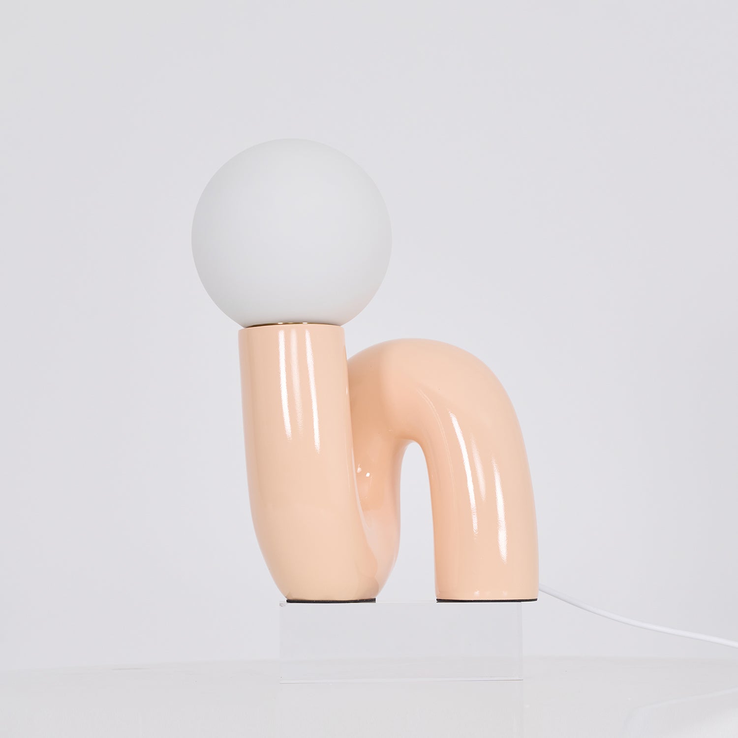 Designer N-formad bordslampa – Minimalistisk statementlampa med modern känsla