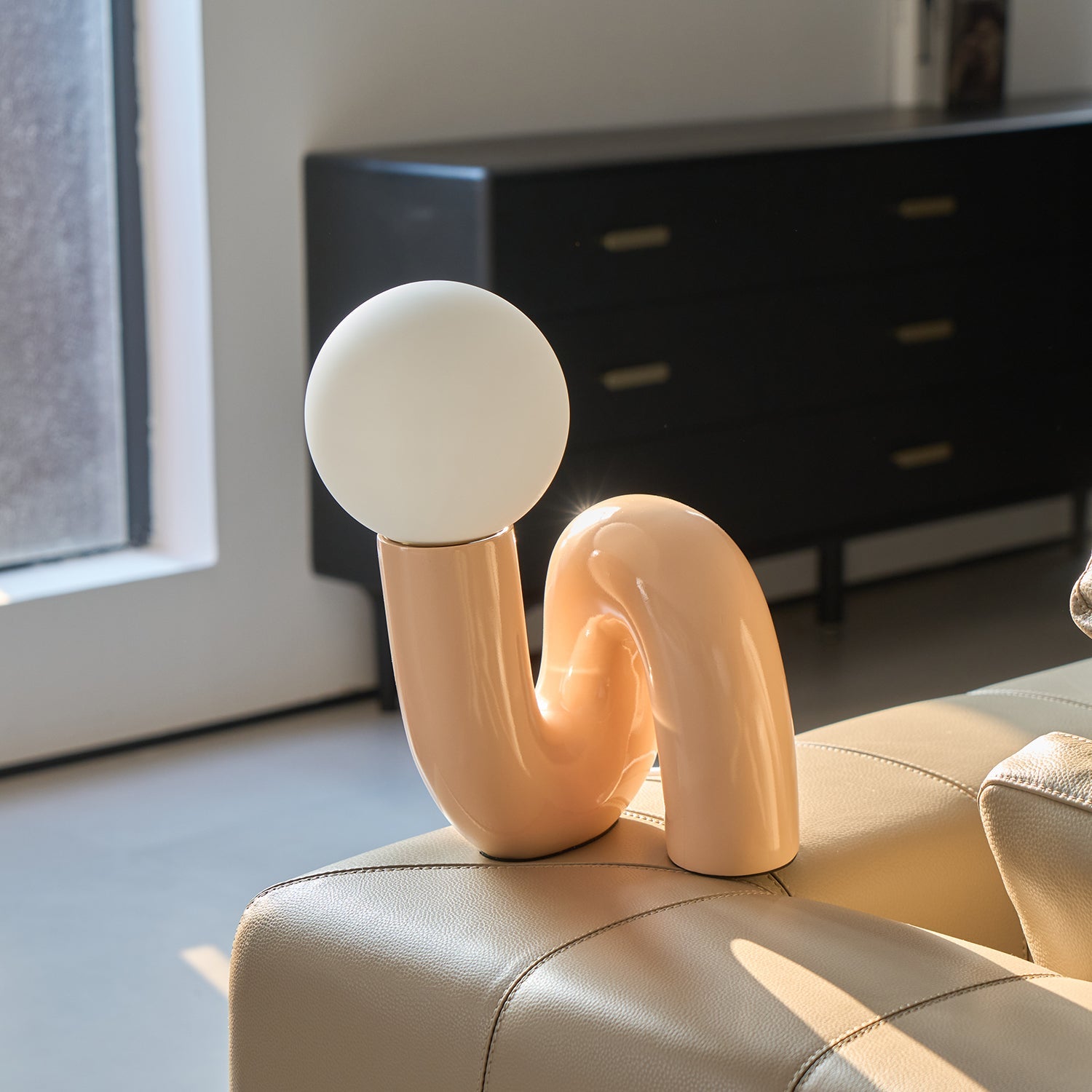 Designer N-formad bordslampa – Minimalistisk statementlampa med modern känsla