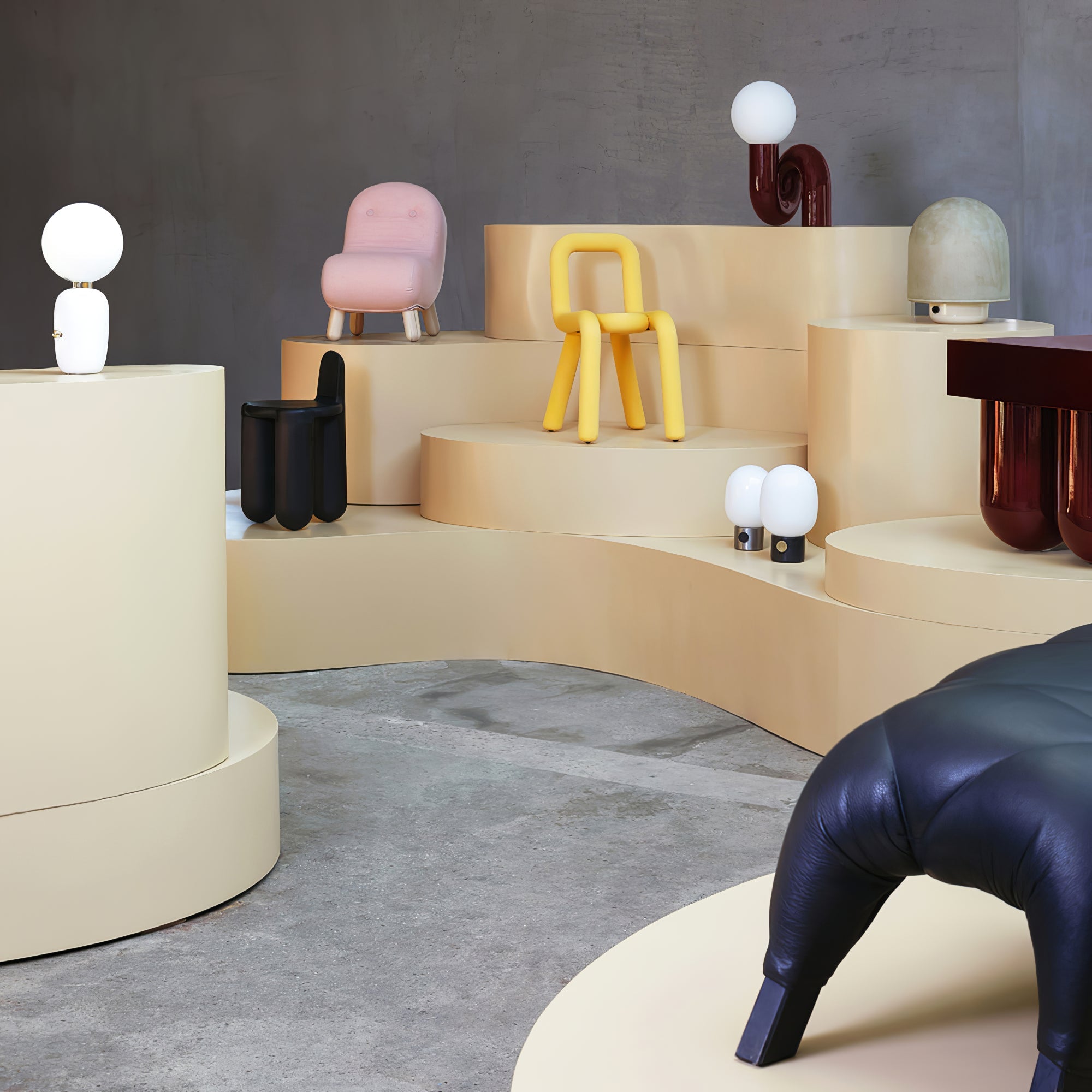 Designer N-formad bordslampa – Minimalistisk statementlampa med modern känsla