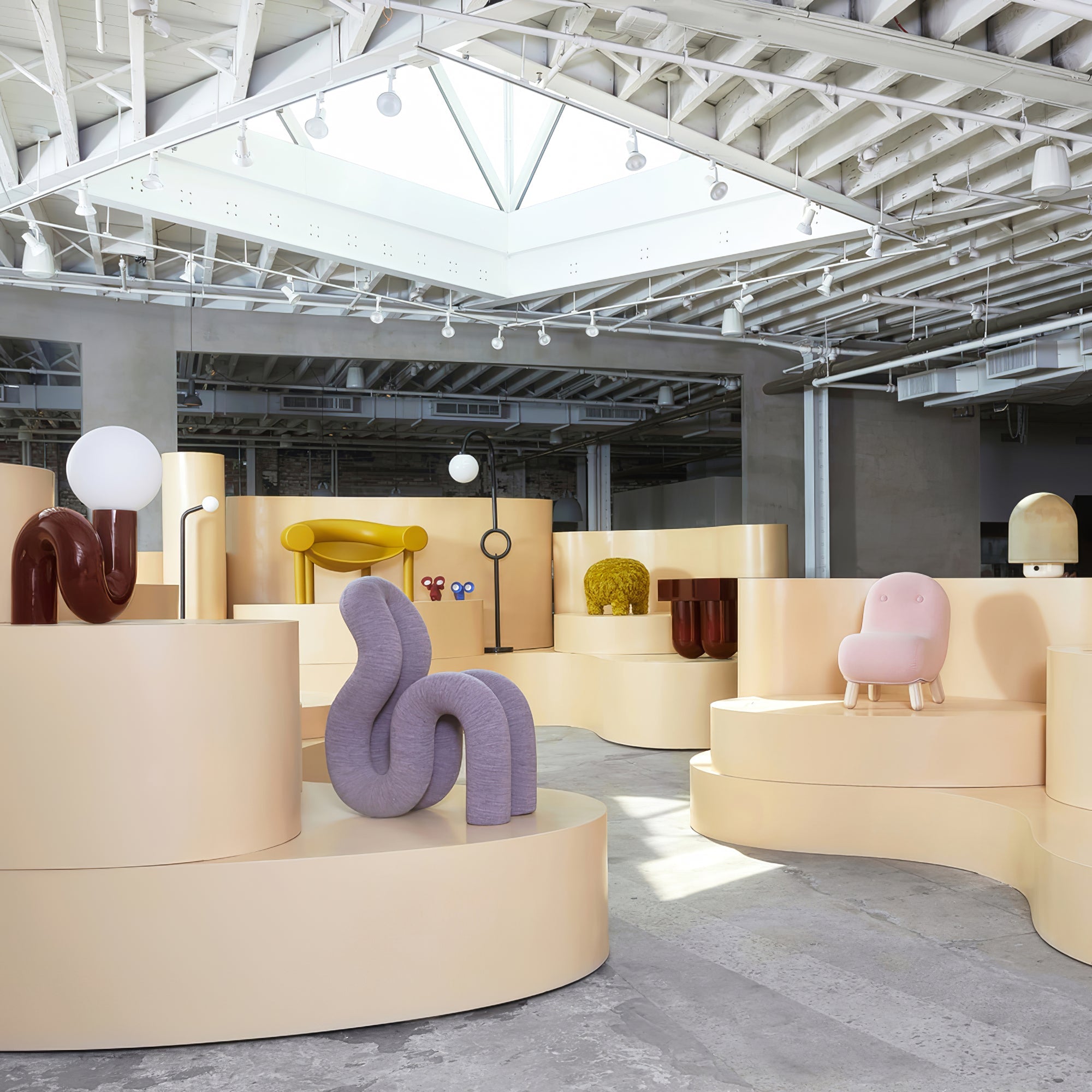 Designer N-formad bordslampa – Minimalistisk statementlampa med modern känsla