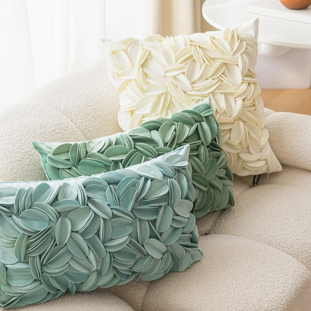 Romantiskt blommigt kuddfodral – Elegant kudddekoration inspirerad av kronblad