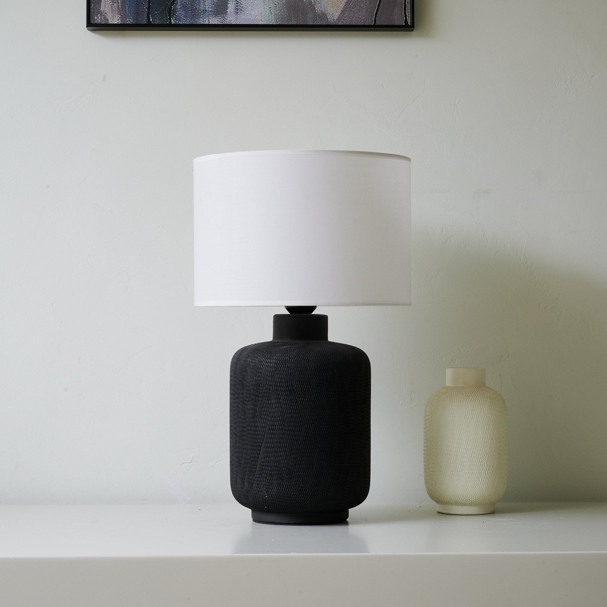 Skulpterad svart bordslampa – minimalistisk charm möter varm belysning