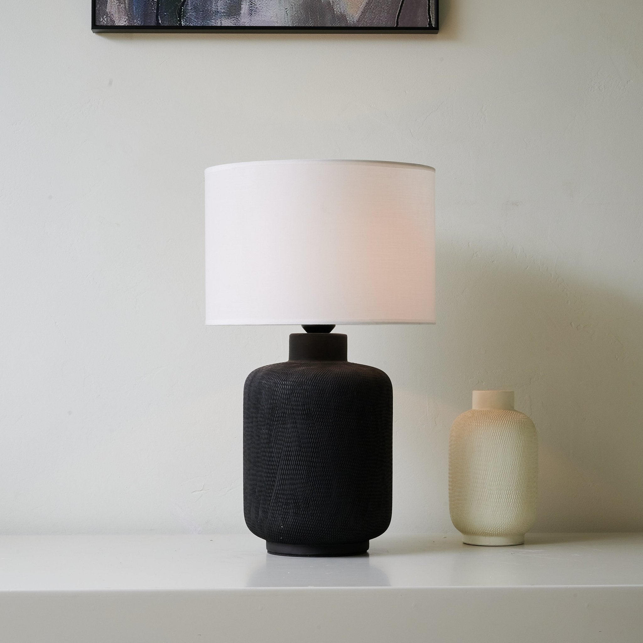 Skulpterad svart bordslampa – minimalistisk charm möter varm belysning