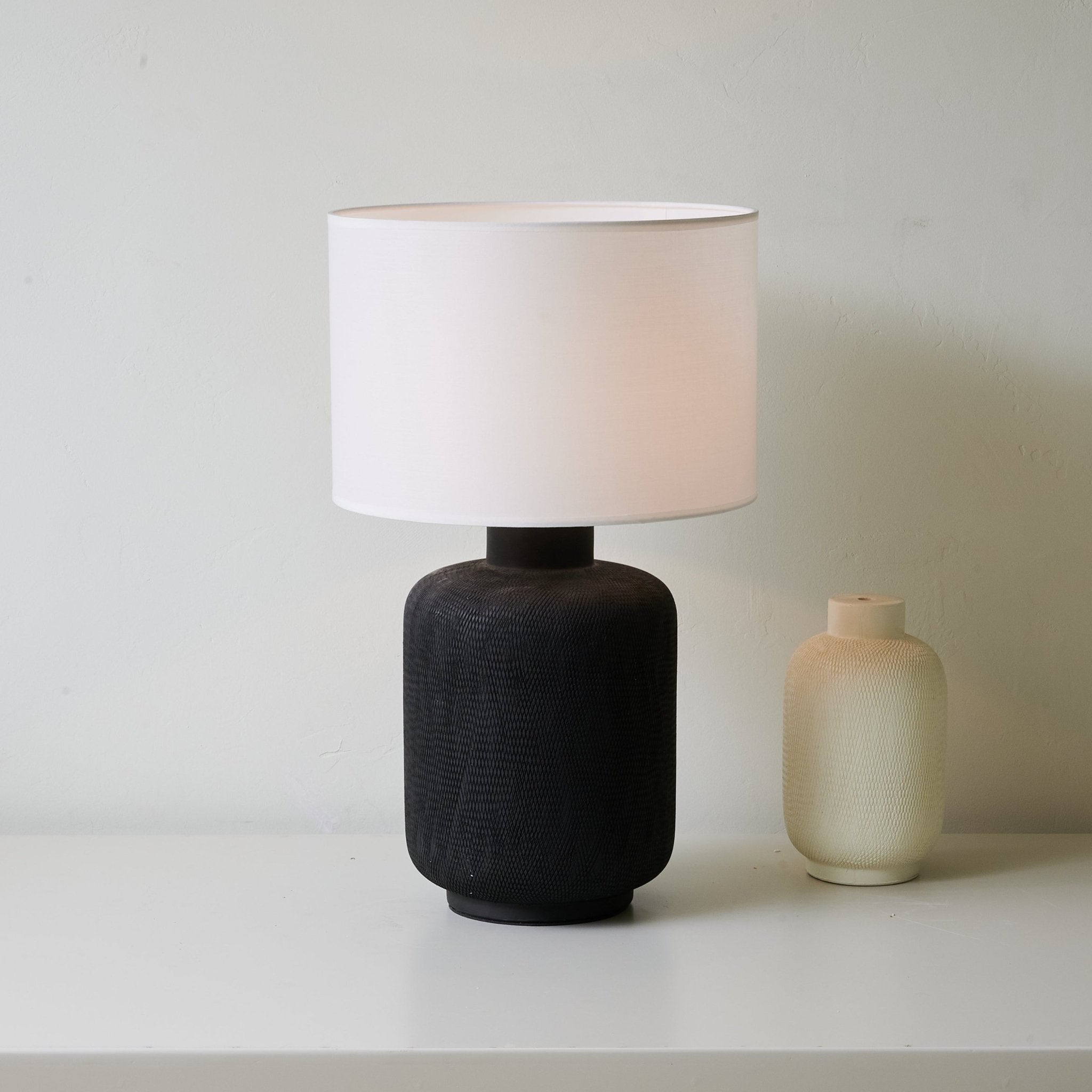 Skulpterad svart bordslampa – minimalistisk charm möter varm belysning