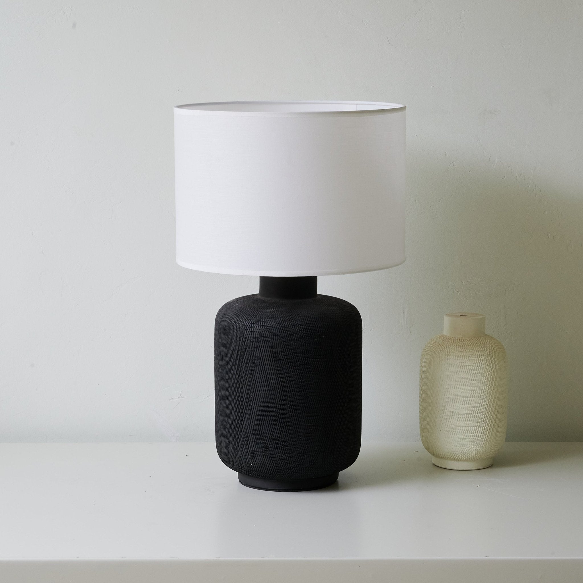 Skulpterad svart bordslampa – minimalistisk charm möter varm belysning