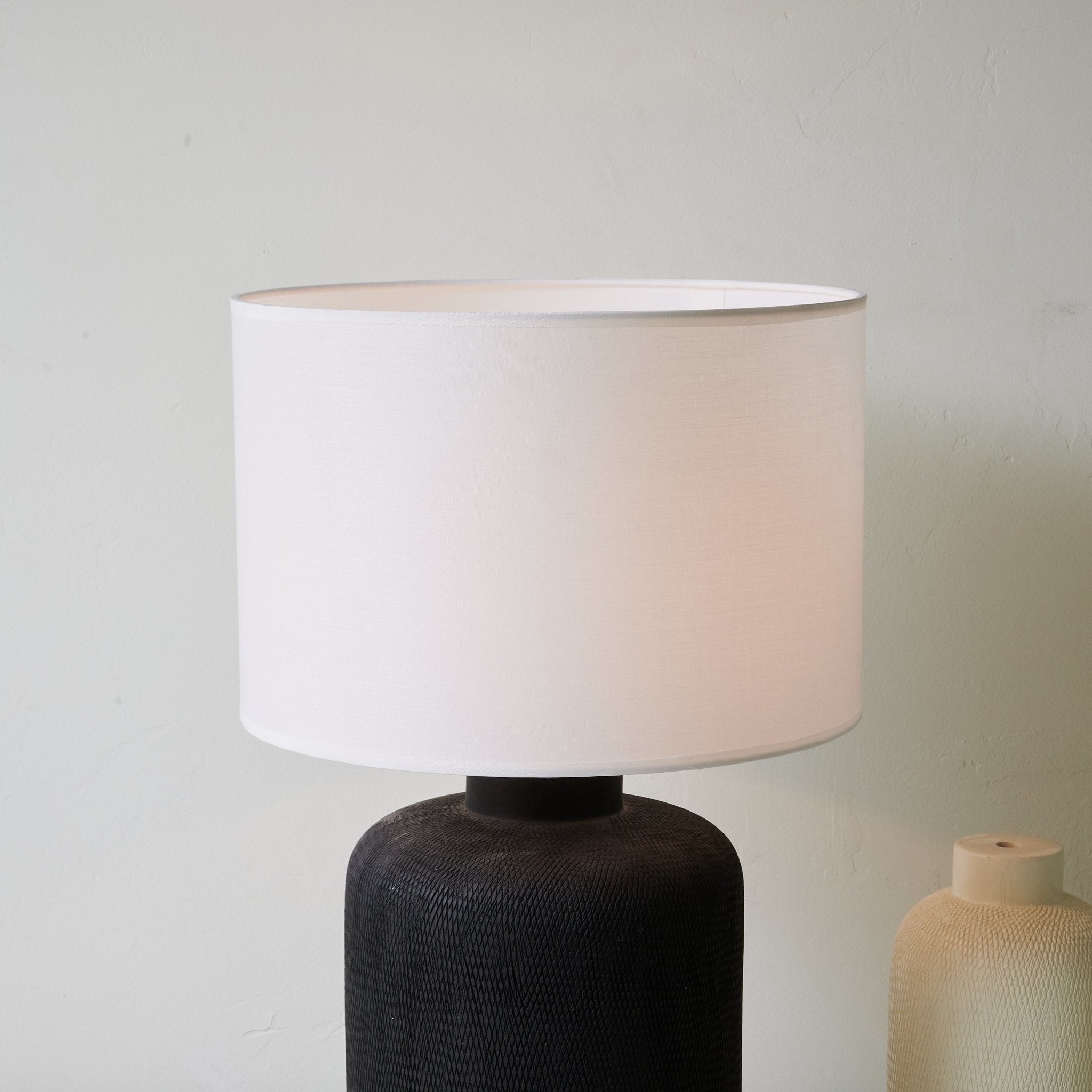 Skulpterad svart bordslampa – minimalistisk charm möter varm belysning