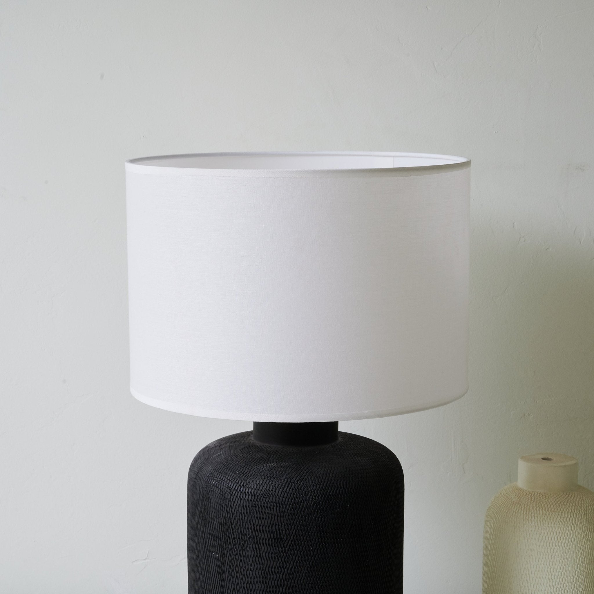 Skulpterad svart bordslampa – minimalistisk charm möter varm belysning