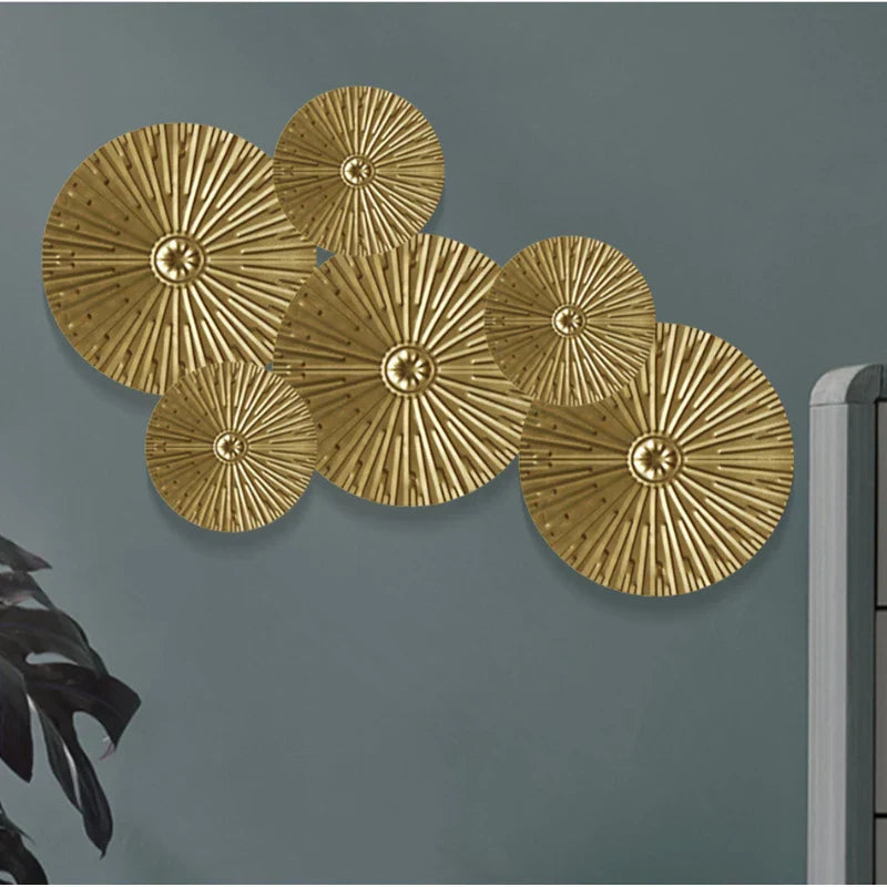 Gyllene minimalistisk cirkelväggskulptur – Modern metallinredning