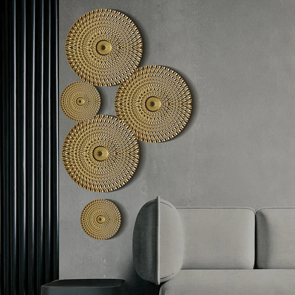 Gyllene minimalistisk cirkelväggskulptur – Modern metallinredning