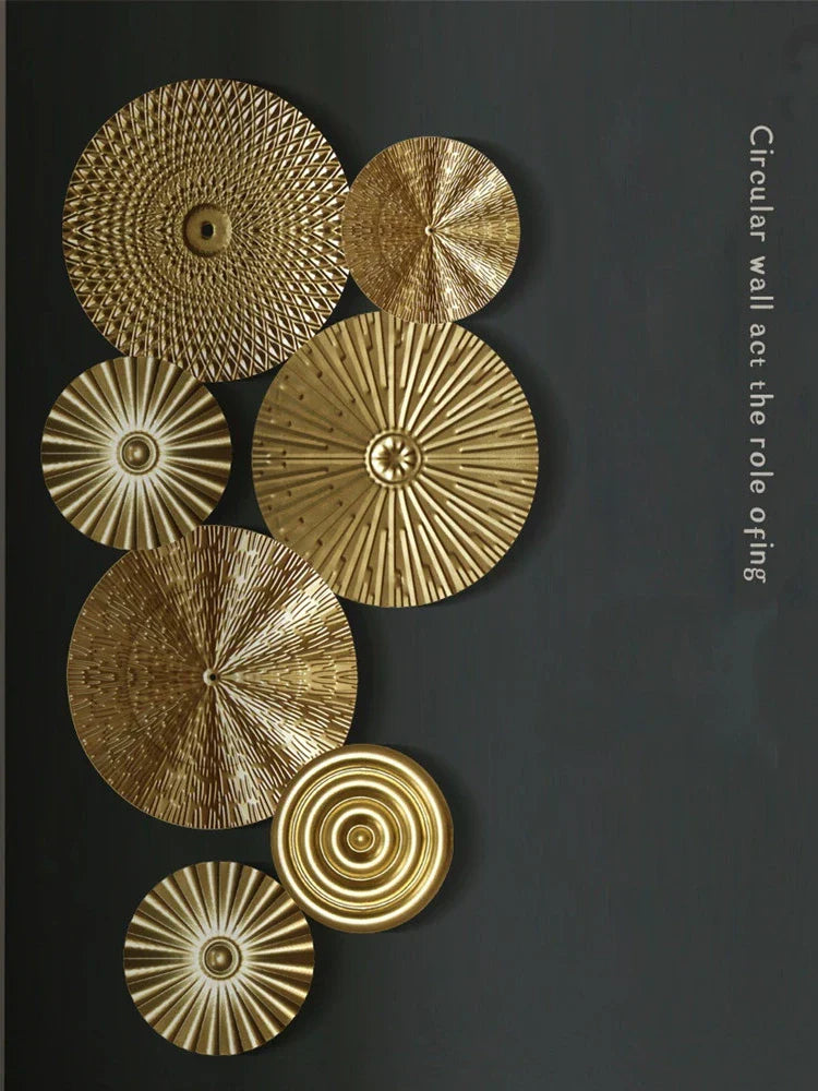 Gyllene minimalistisk cirkelväggskulptur – Modern metallinredning