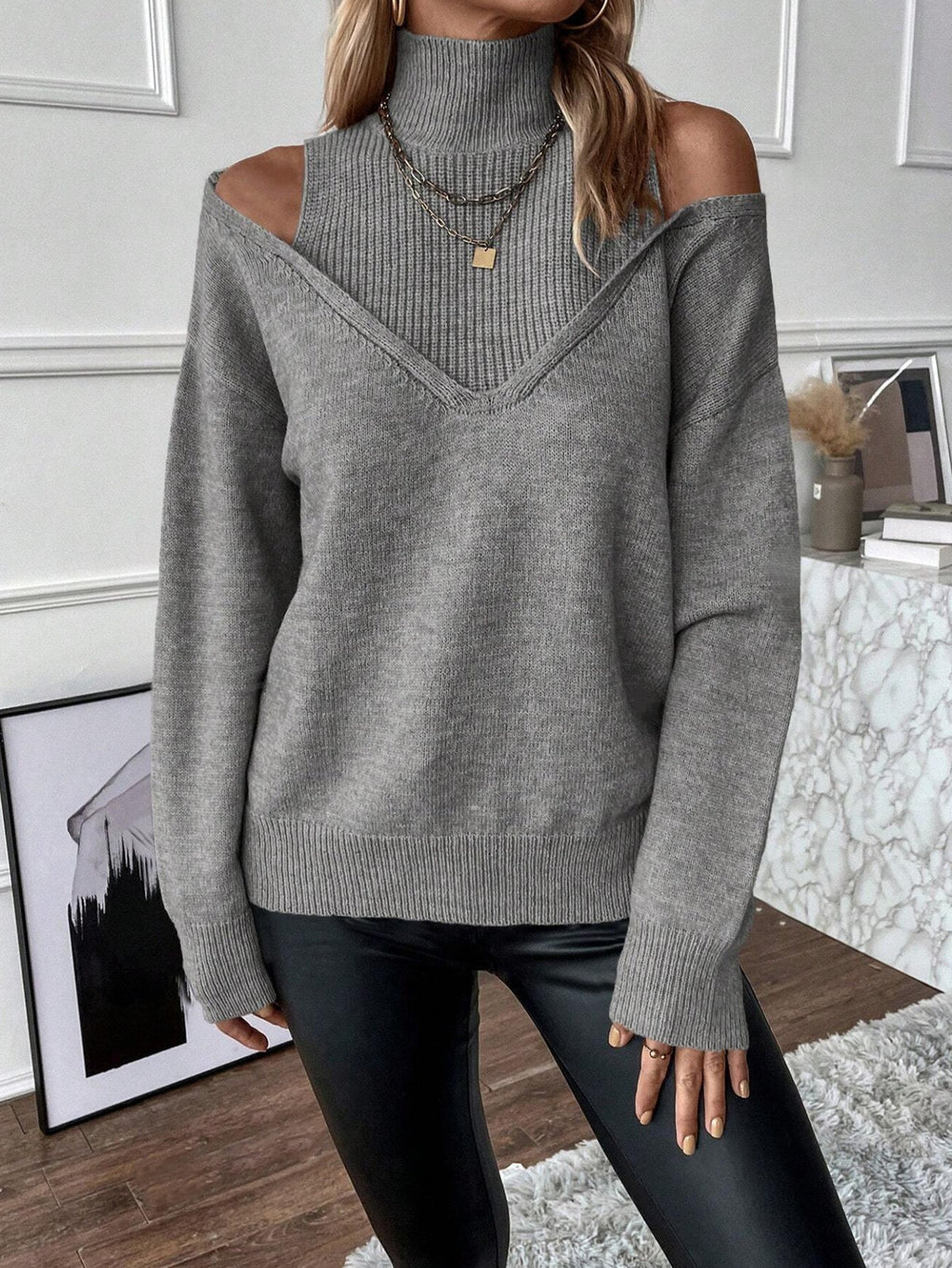 Filippa | Stickad tröja i lager-på-lager-look med ståkrage och öppna axlar – långärmad, avslappnat elegant tröja