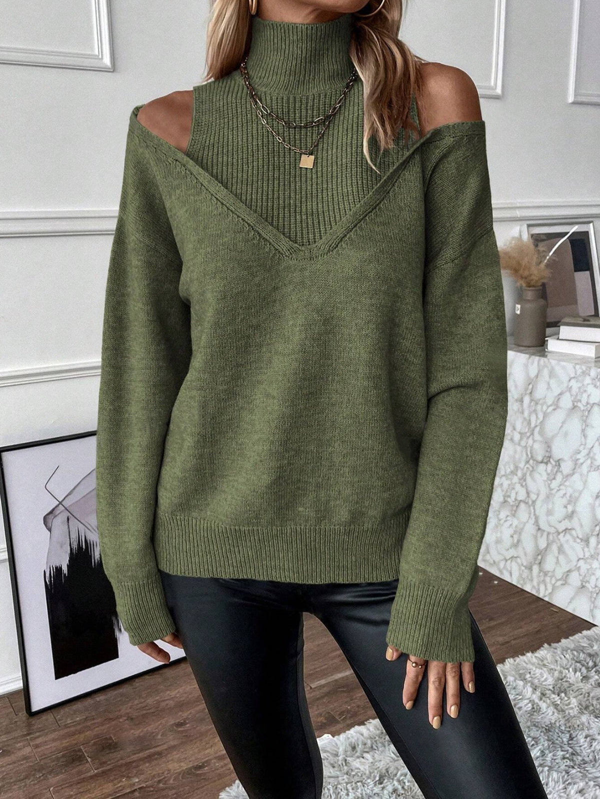 Filippa | Stickad tröja i lager-på-lager-look med ståkrage och öppna axlar – långärmad, avslappnat elegant tröja