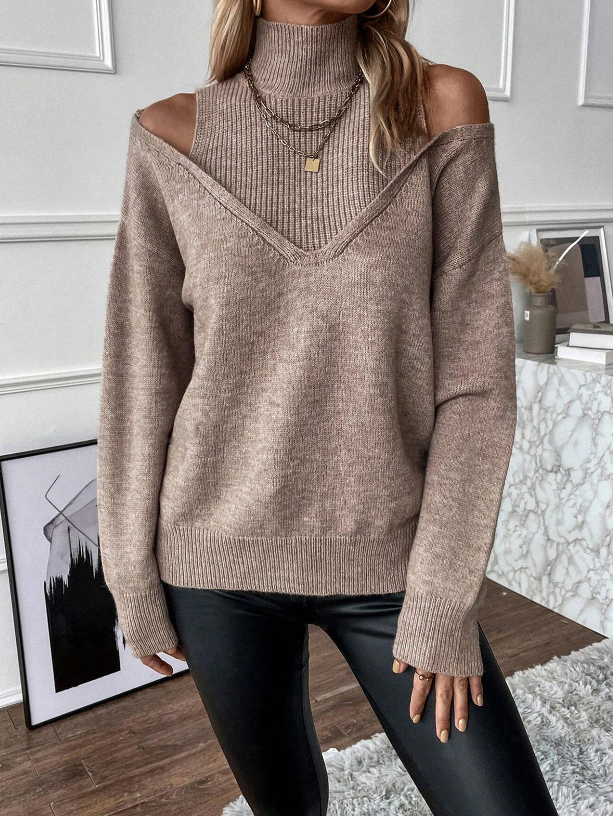 Filippa | Stickad tröja i lager-på-lager-look med ståkrage och öppna axlar – långärmad, avslappnat elegant tröja