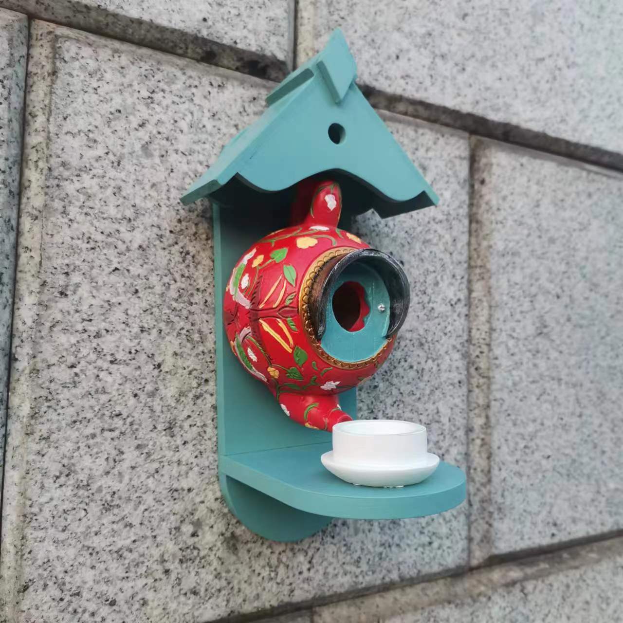 Nyckfull fågelholk med tekanna – Handgjort trädgårdshem för glada fåglar