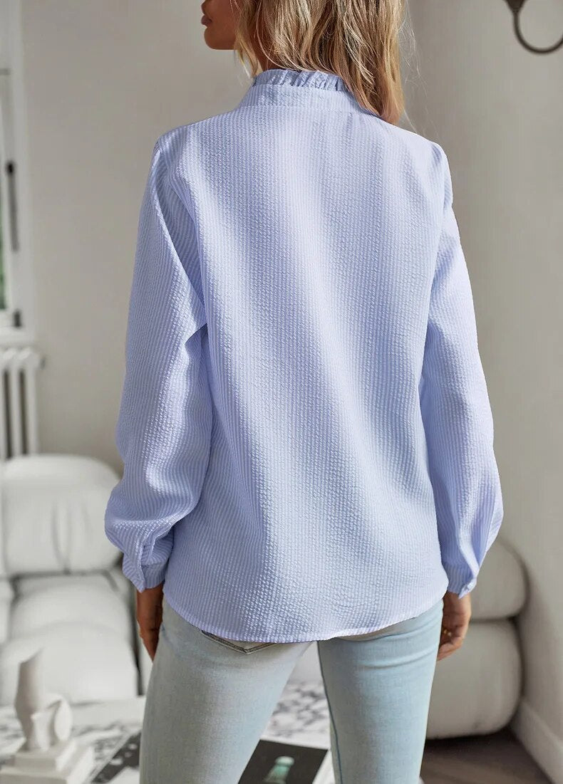 Romantisk blus med volangkant för kvinnor – texturerad topp med knappar framtill och elegant V-ringning