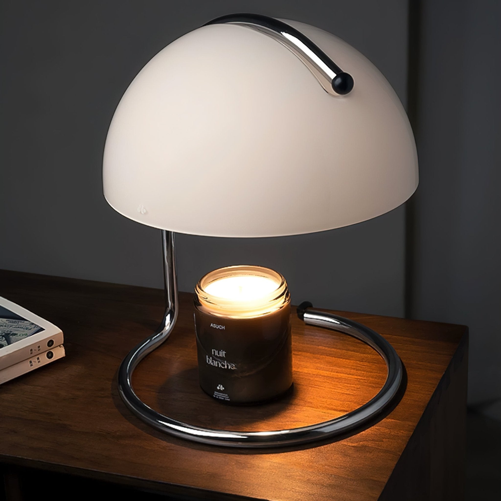 Modern krombordslampa – elegant accentbelysning i metall och glas