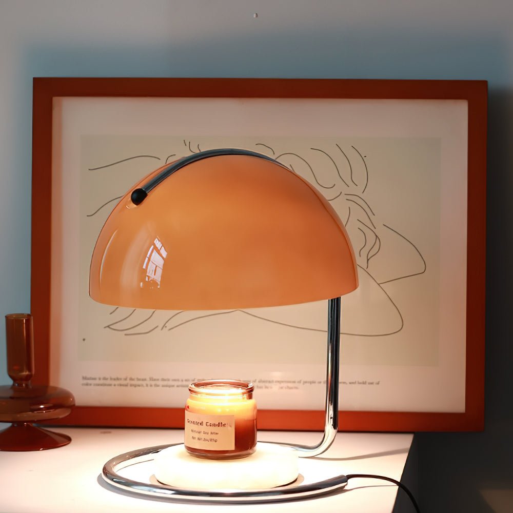 Modern krombordslampa – elegant accentbelysning i metall och glas
