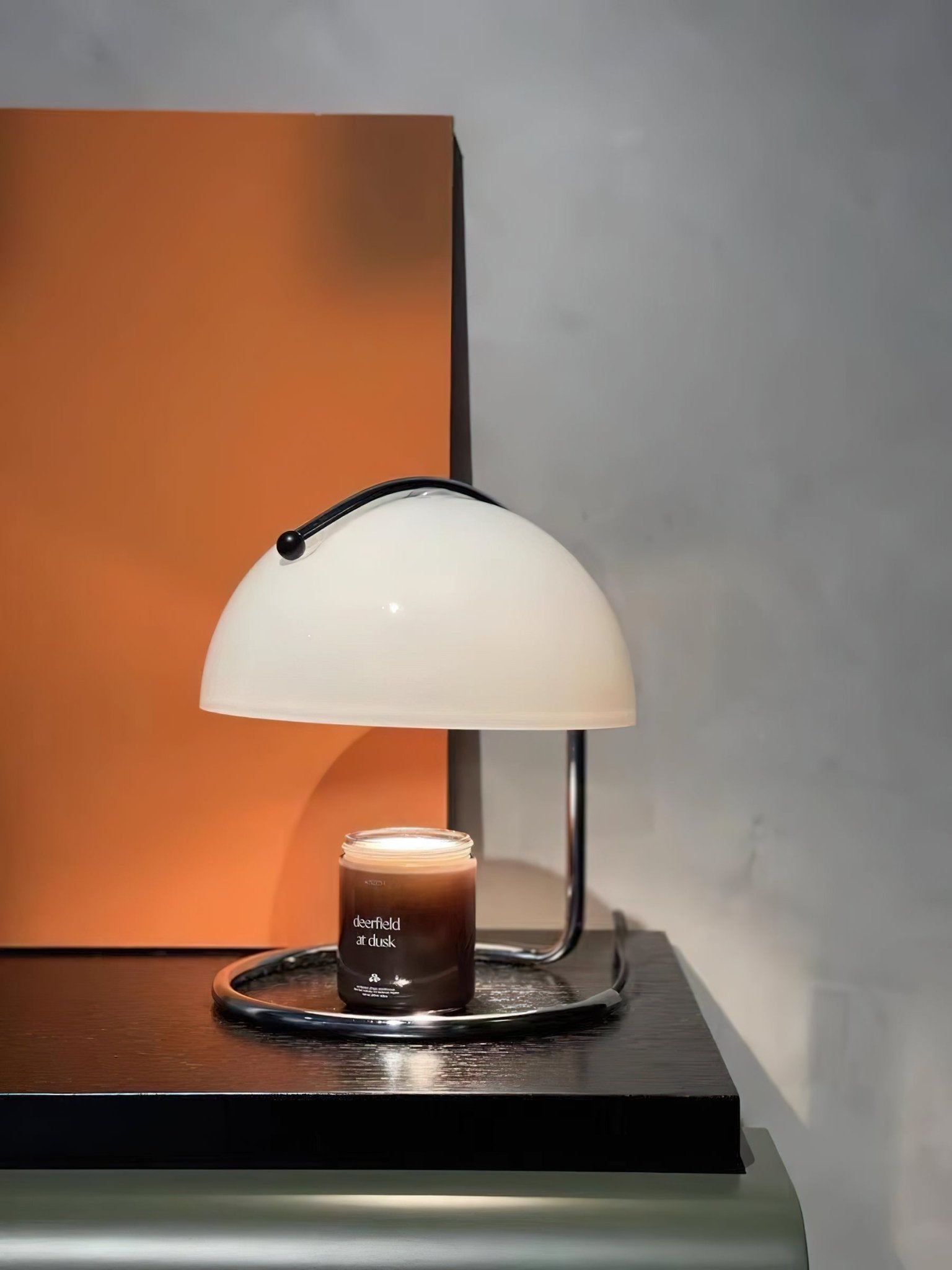 Modern krombordslampa – elegant accentbelysning i metall och glas