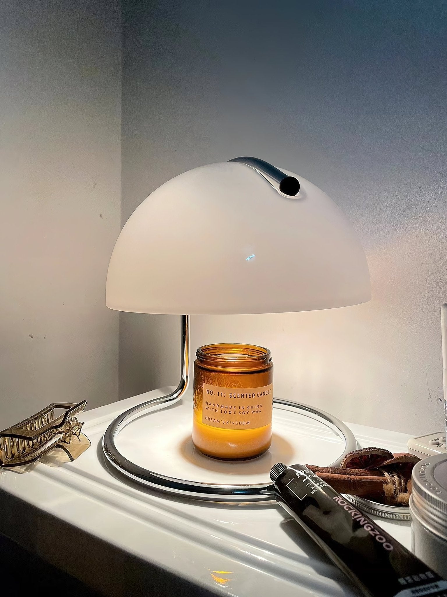Modern krombordslampa – elegant accentbelysning i metall och glas