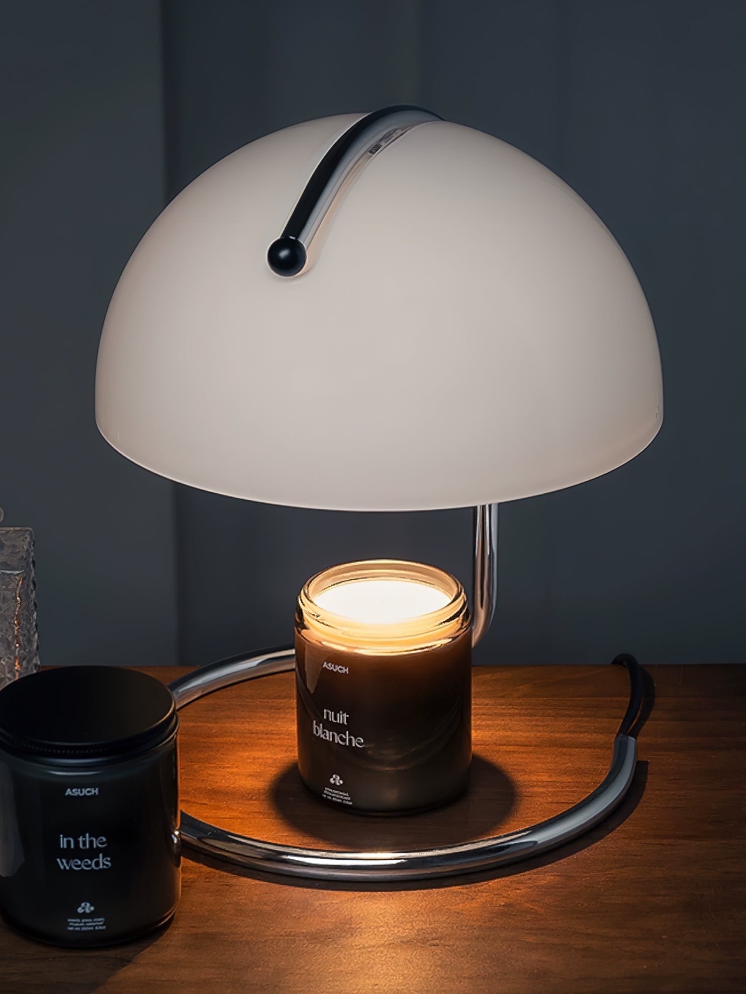 Modern krombordslampa – elegant accentbelysning i metall och glas