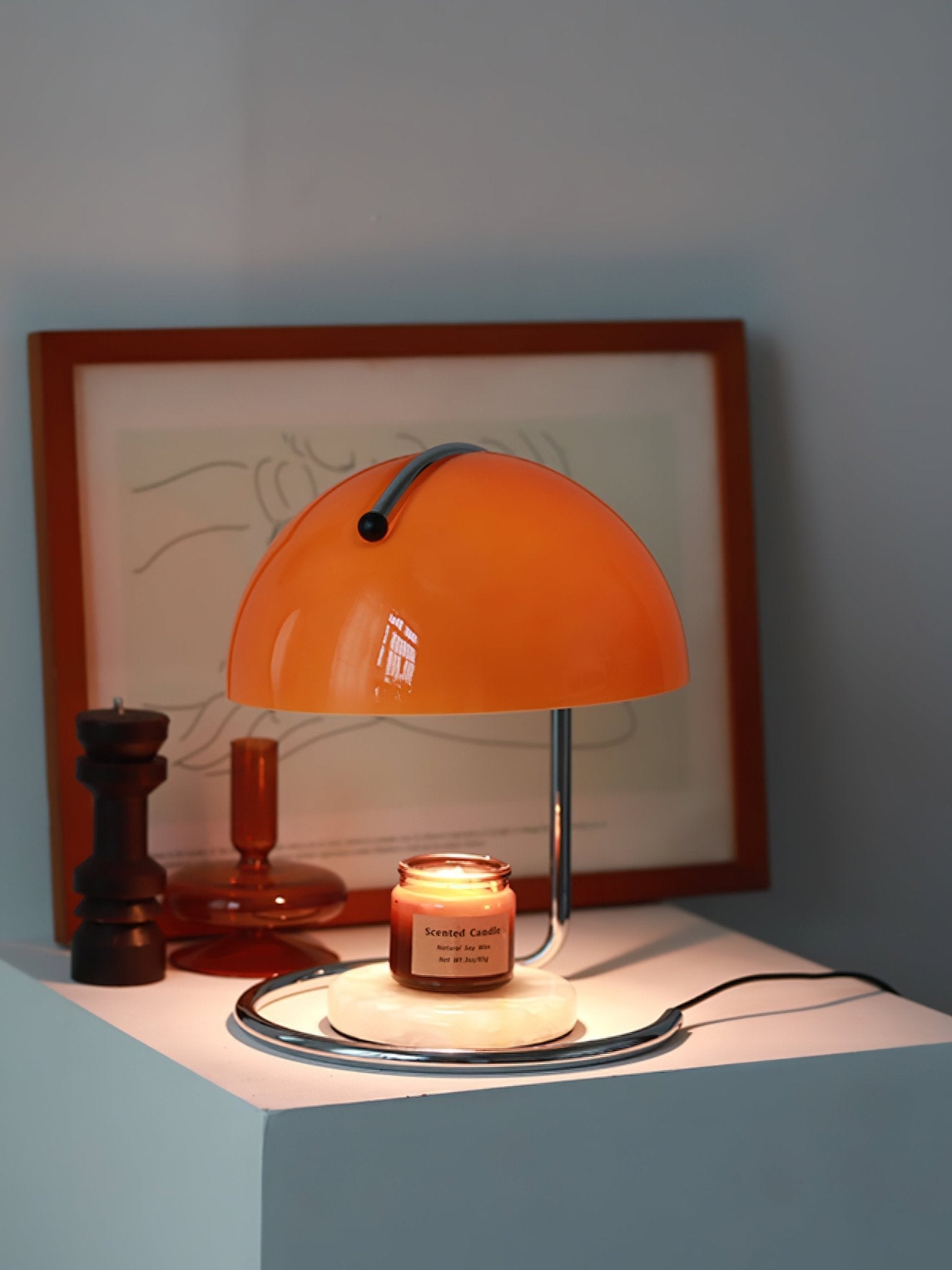 Modern krombordslampa – elegant accentbelysning i metall och glas