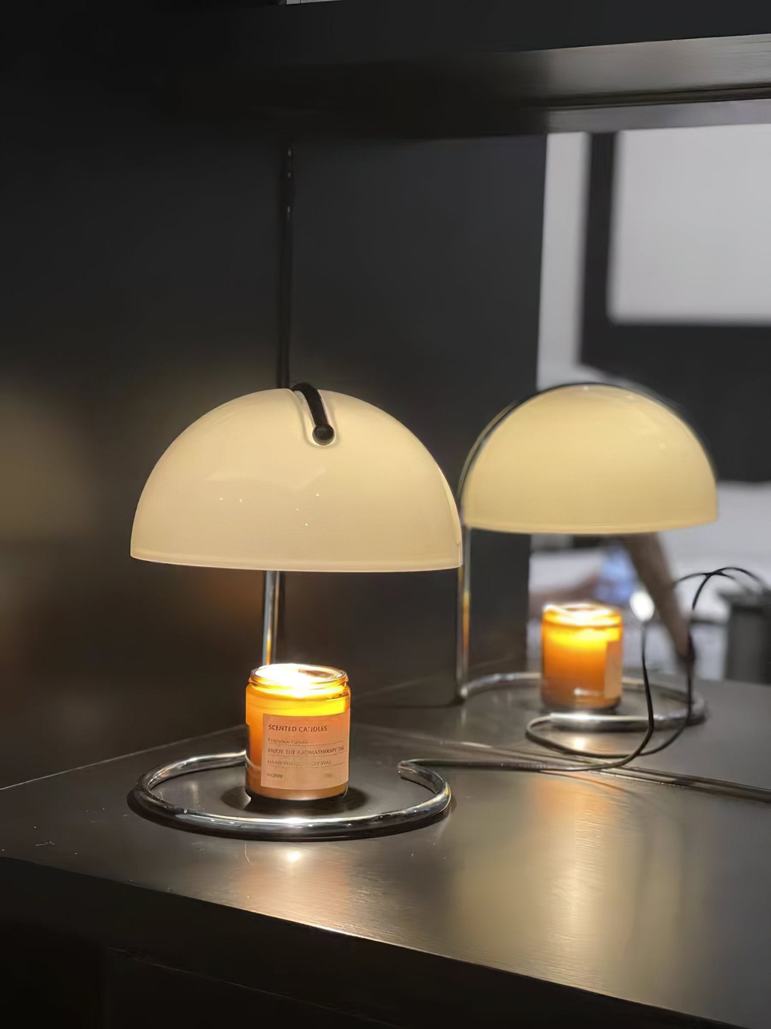 Modern krombordslampa – elegant accentbelysning i metall och glas