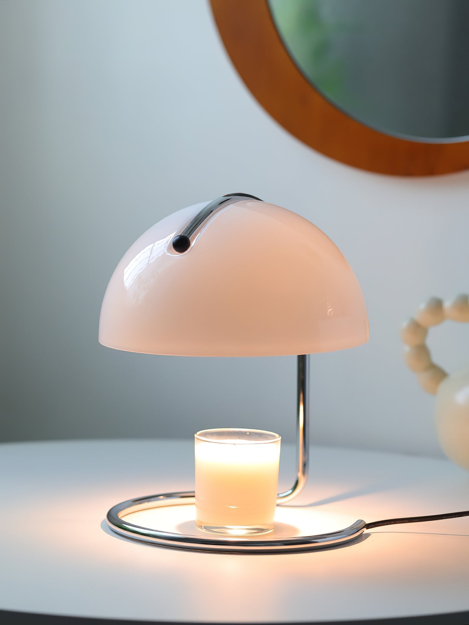 Modern krombordslampa – elegant accentbelysning i metall och glas