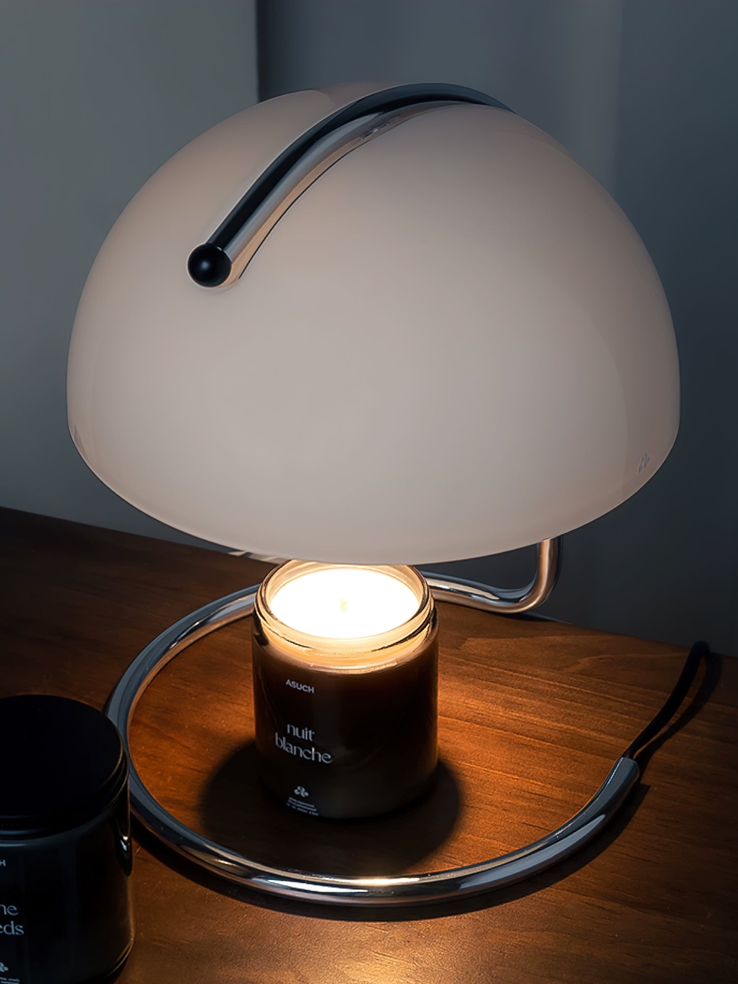 Modern krombordslampa – elegant accentbelysning i metall och glas