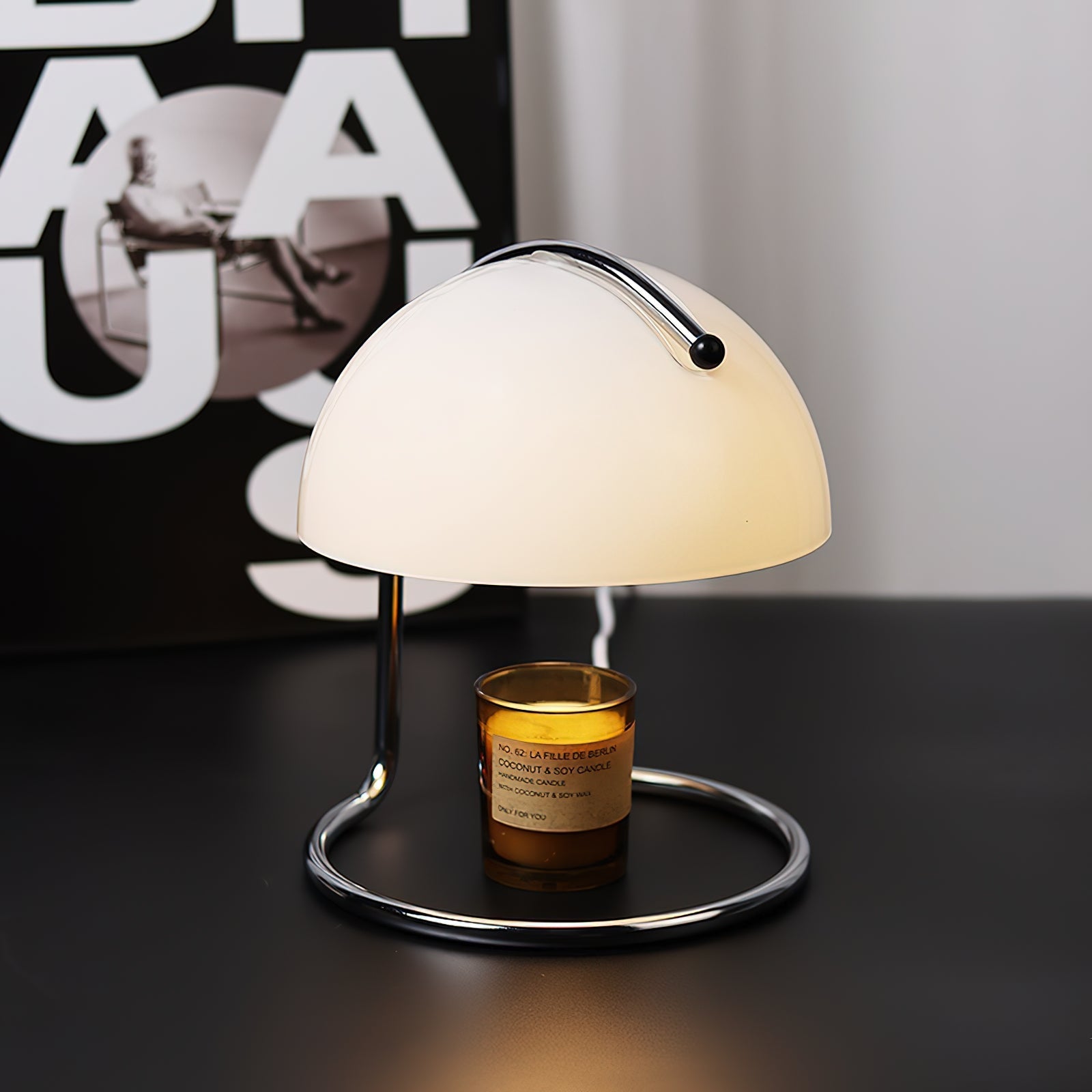 Modern krombordslampa – elegant accentbelysning i metall och glas
