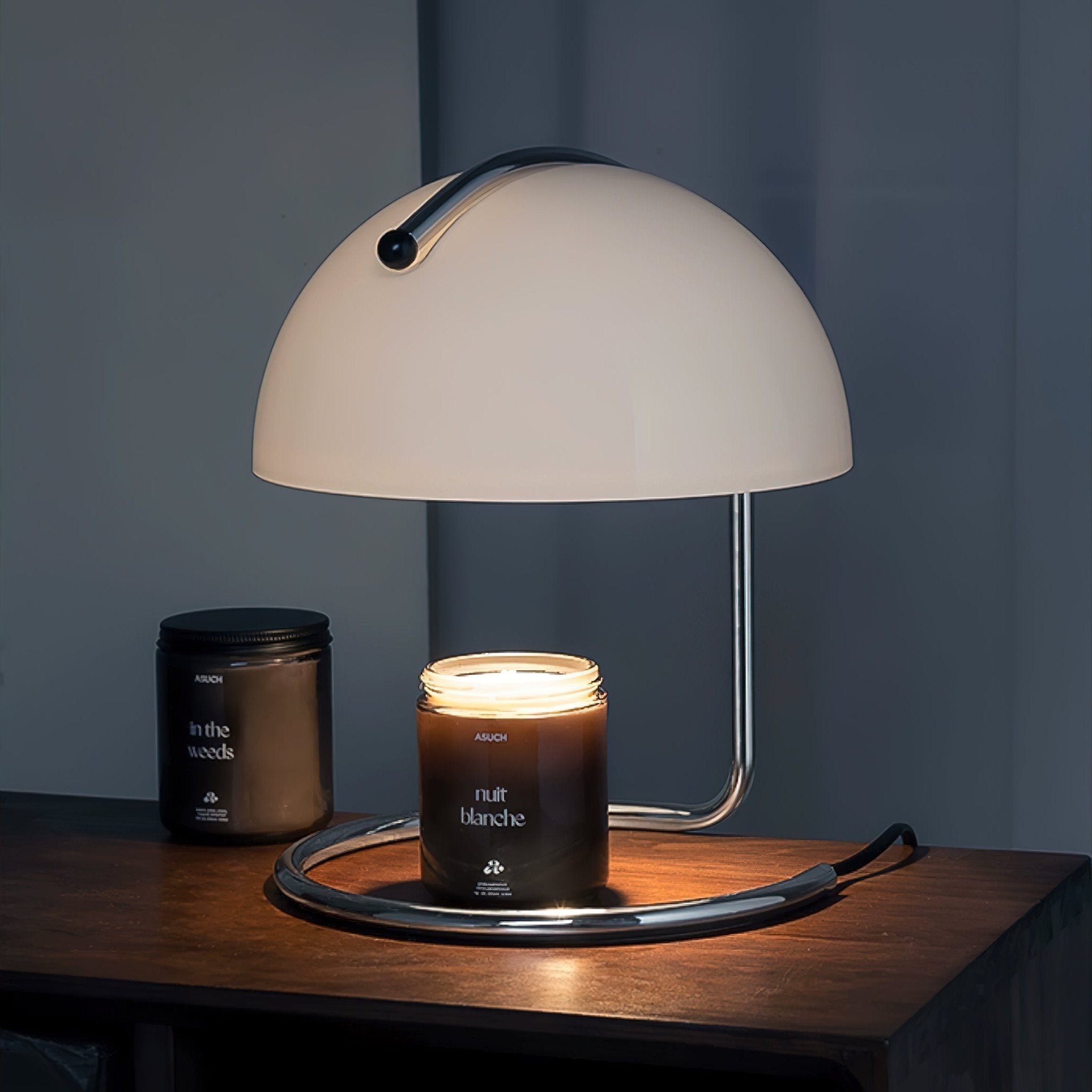 Modern krombordslampa – elegant accentbelysning i metall och glas