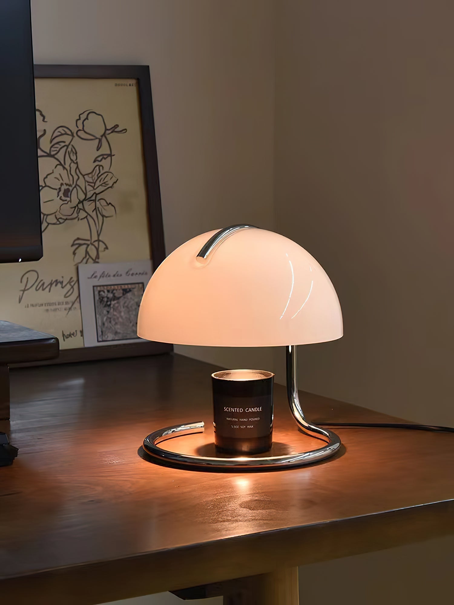 Modern krombordslampa – elegant accentbelysning i metall och glas