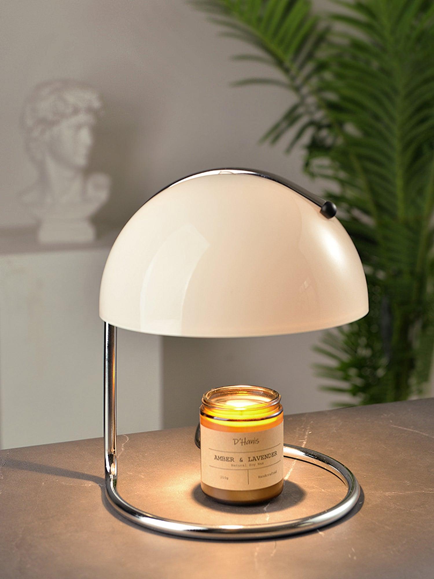 Modern krombordslampa – elegant accentbelysning i metall och glas