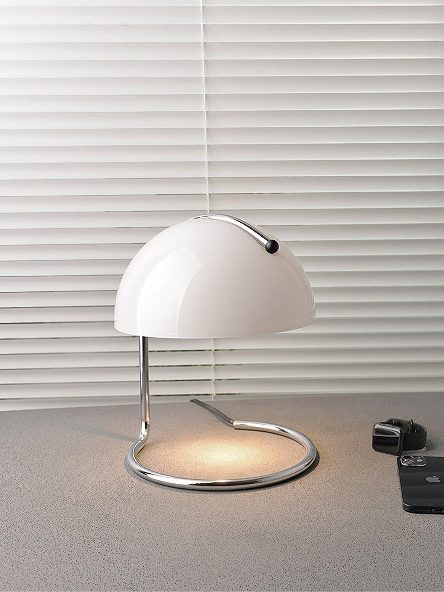 Modern krombordslampa – elegant accentbelysning i metall och glas