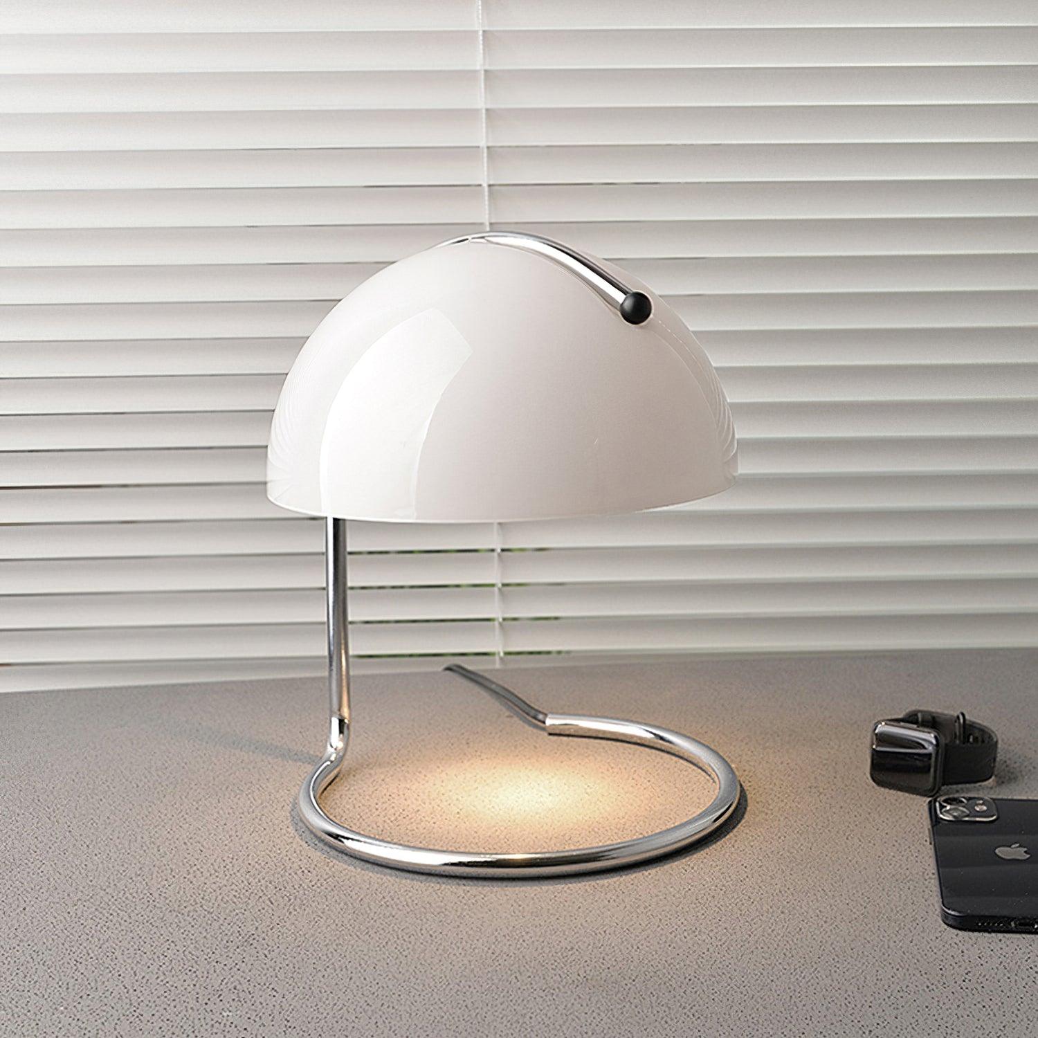 Modern krombordslampa – elegant accentbelysning i metall och glas