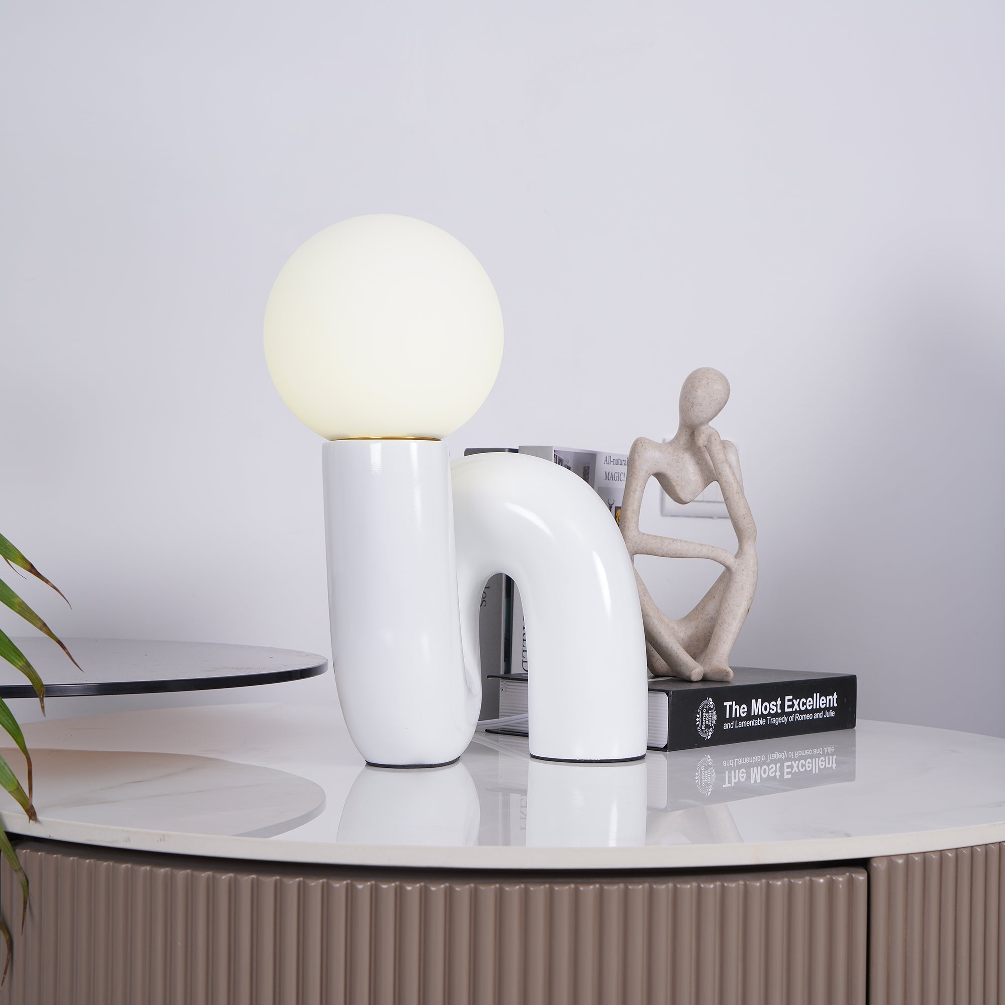Designer N-formad bordslampa – Minimalistisk statementlampa med modern känsla
