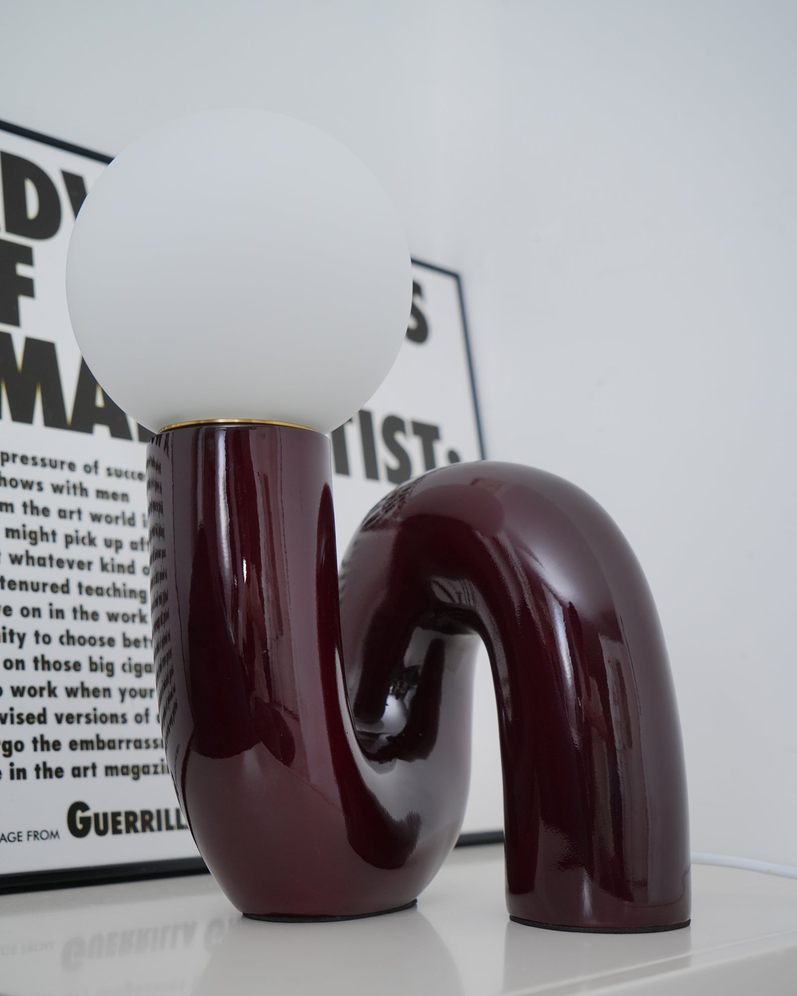 Designer N-formad bordslampa – Minimalistisk statementlampa med modern känsla