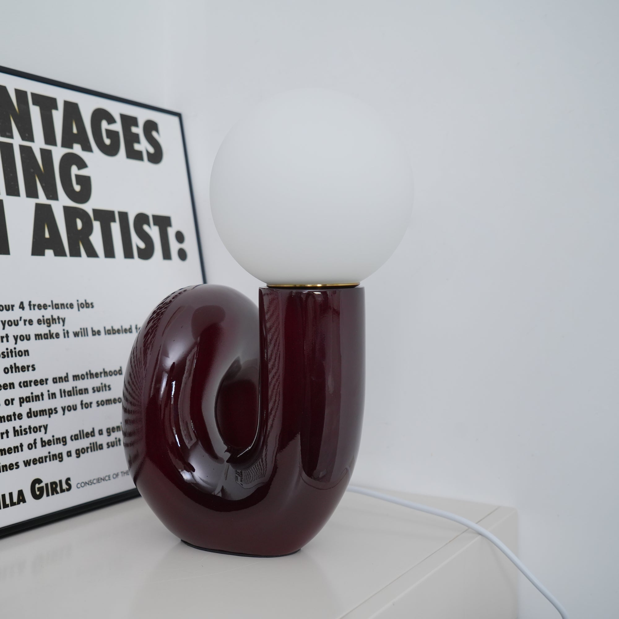 Designer N-formad bordslampa – Minimalistisk statementlampa med modern känsla