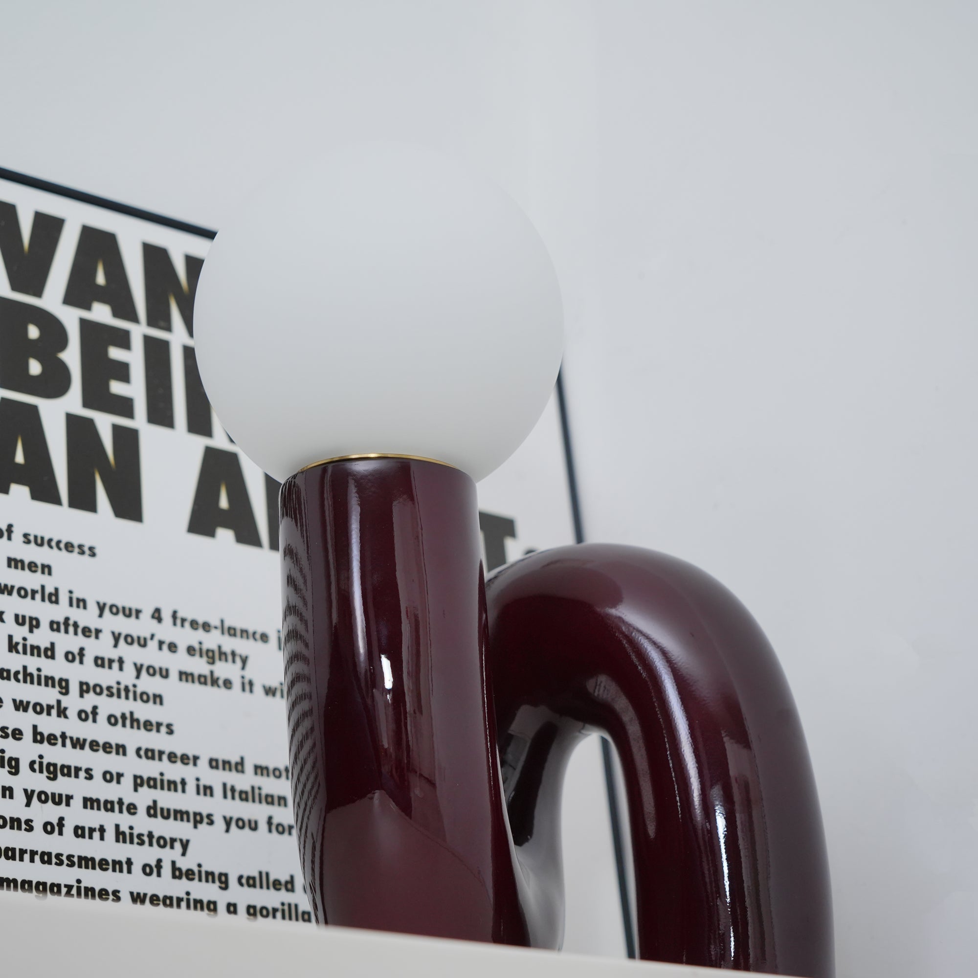 Designer N-formad bordslampa – Minimalistisk statementlampa med modern känsla