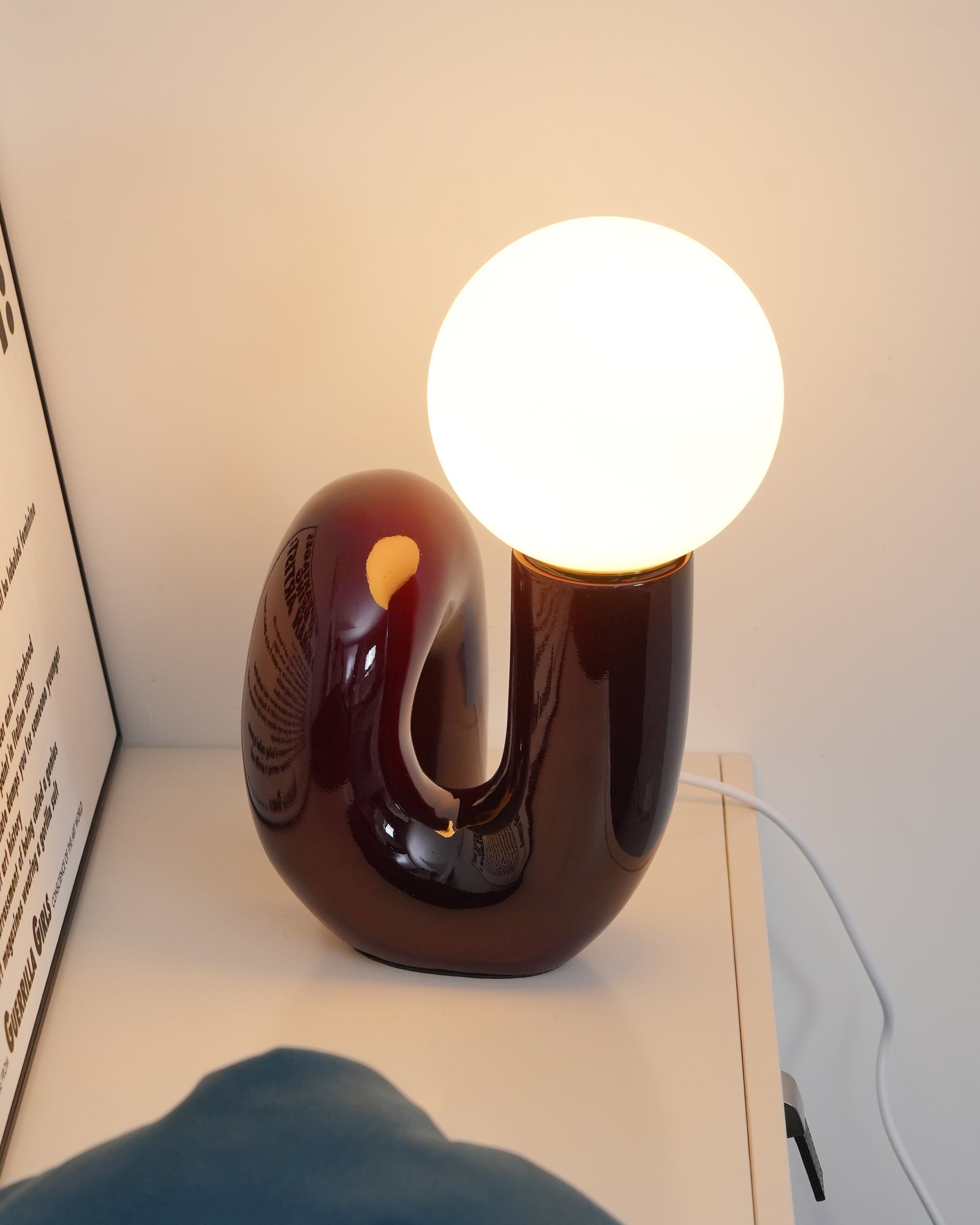 Designer N-formad bordslampa – Minimalistisk statementlampa med modern känsla