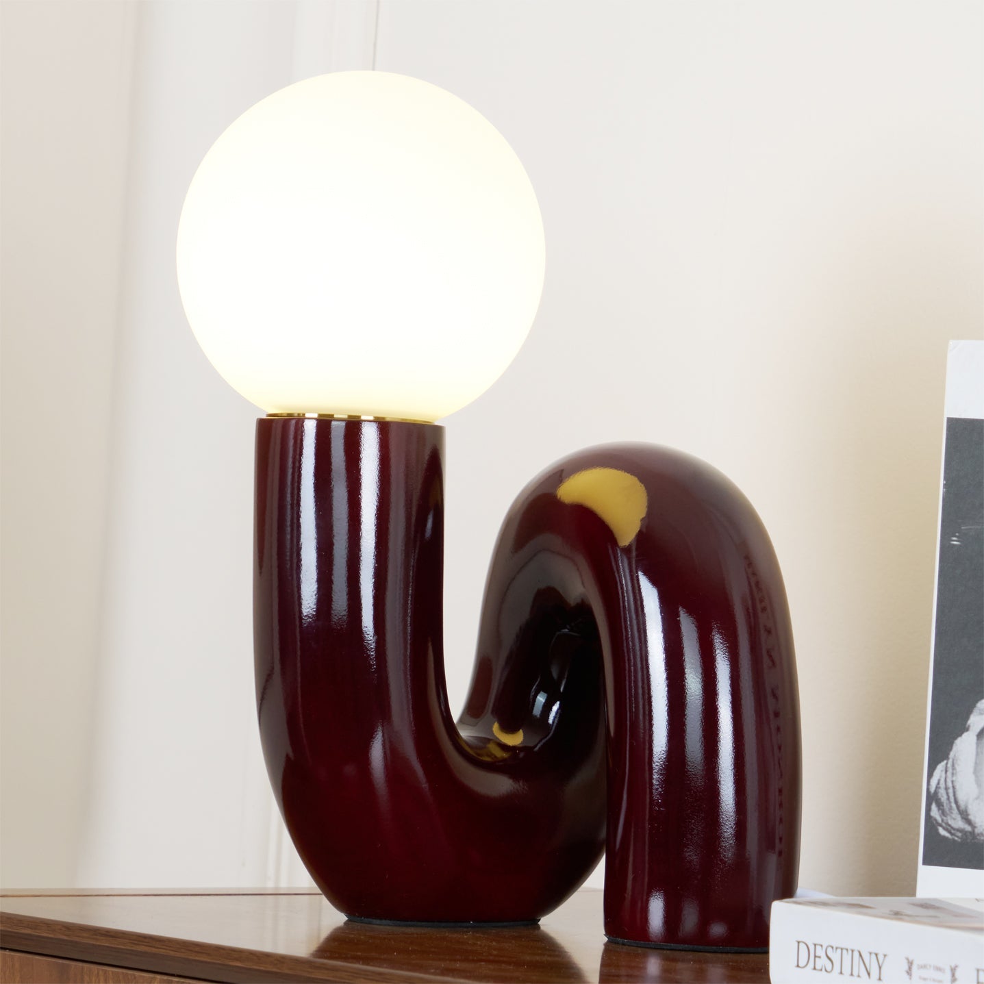 Designer N-formad bordslampa – Minimalistisk statementlampa med modern känsla