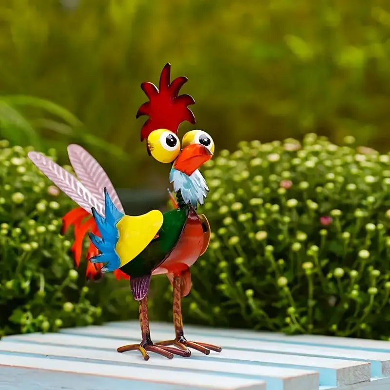 Färgglad tuppstaty i trädgården – Nyckfull handmålad metallkonst för utomhusträdgård och uteplatsdekor