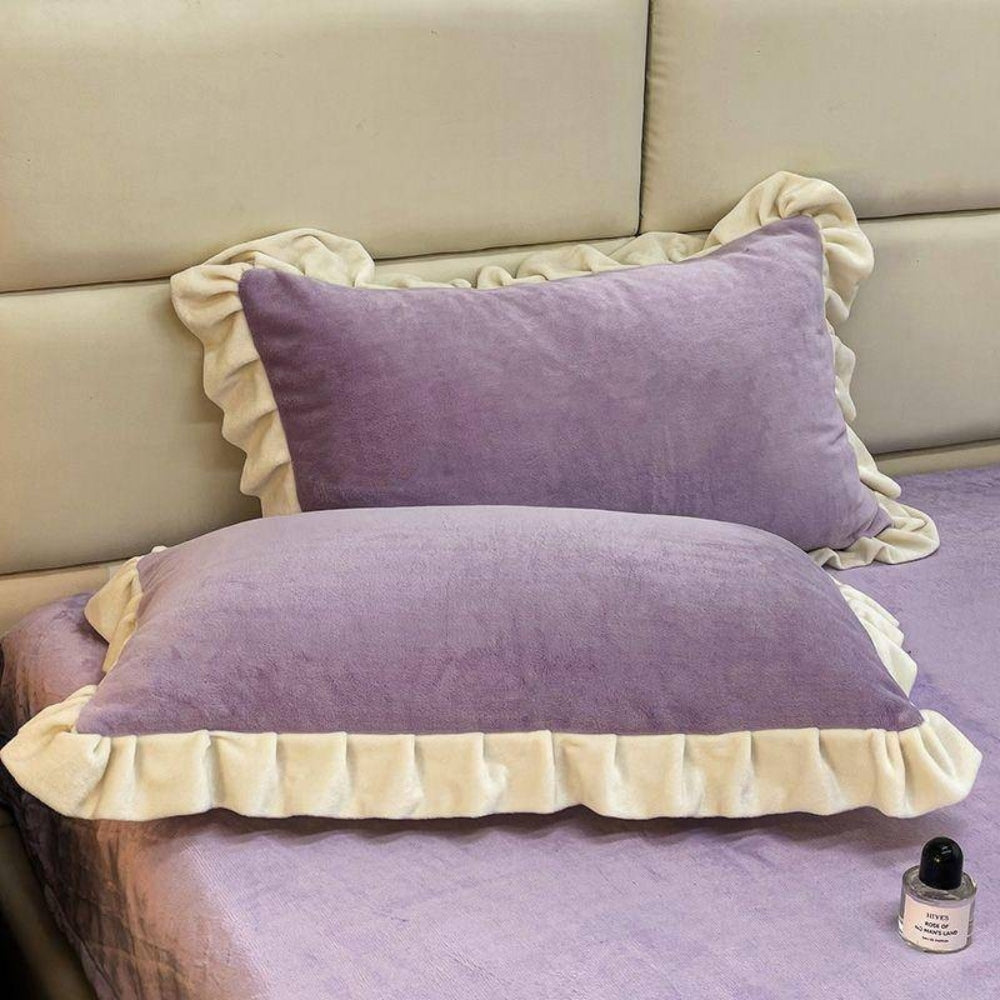 Kuddfodral i pastellfärgad sammet - Mjukt örngott med volangkant