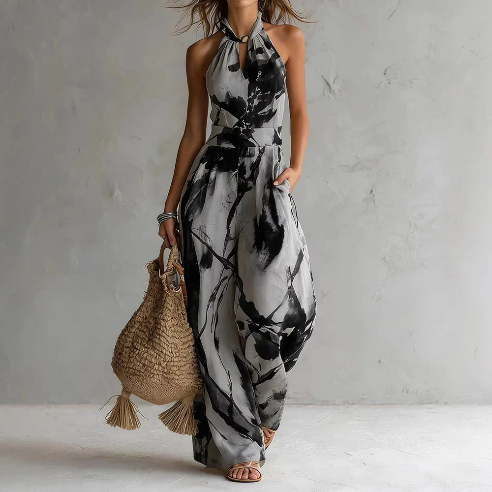 Lorielle | Abstrakt tryckt halterneckjumpsuit — Ärmlös halterneckringning med vid benskärning och sidofickor