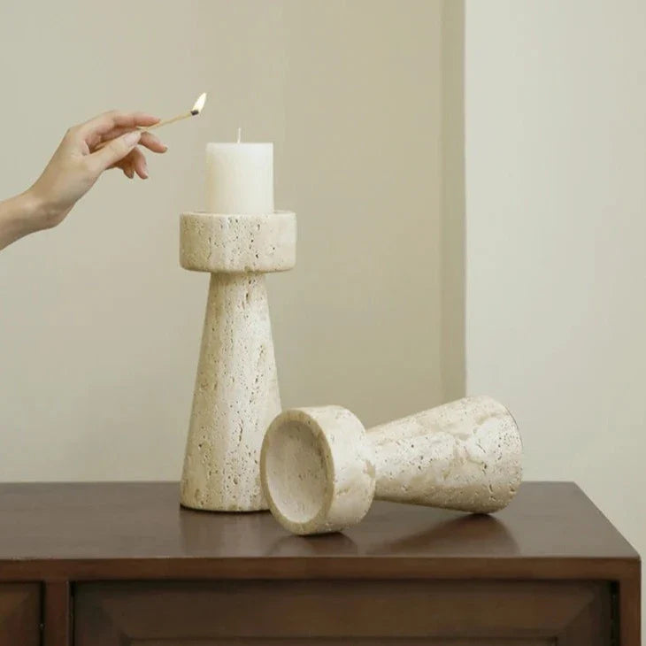 StoneAura – Elegant ljuspiedestal i travertin